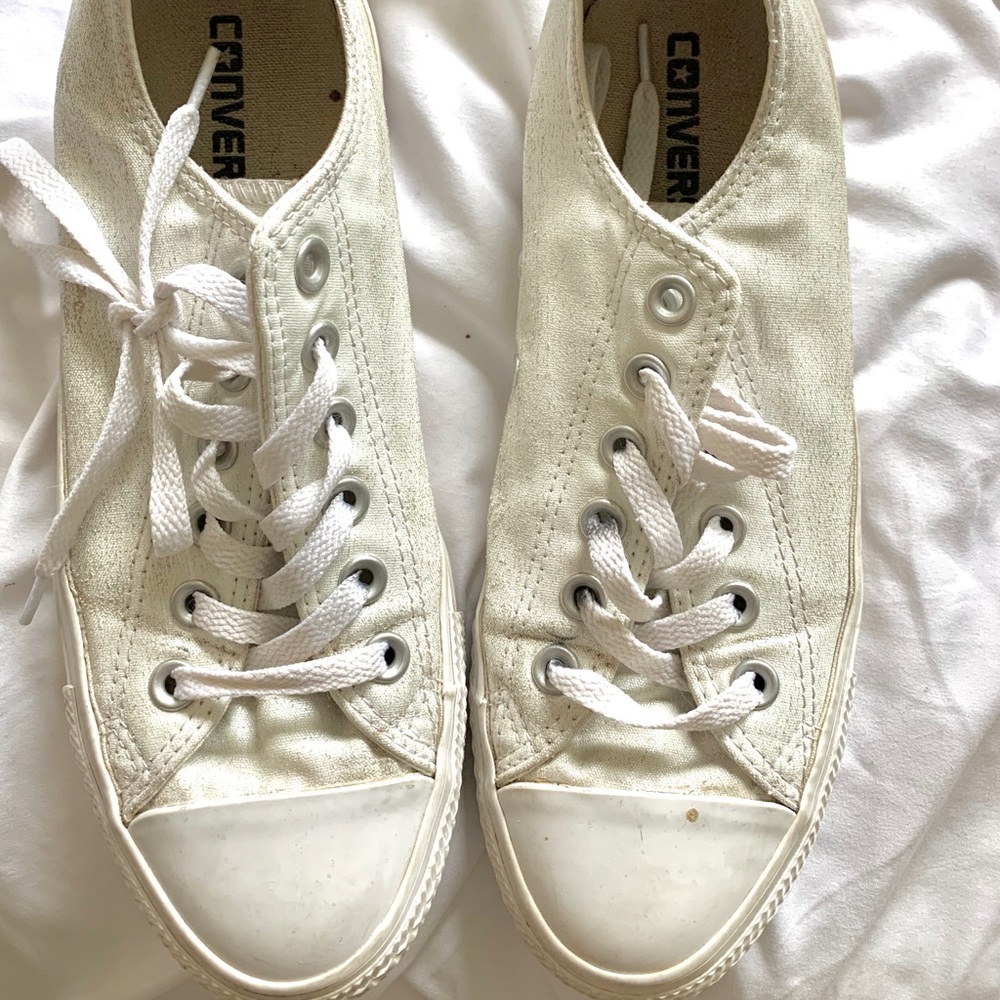 cream converse🌼